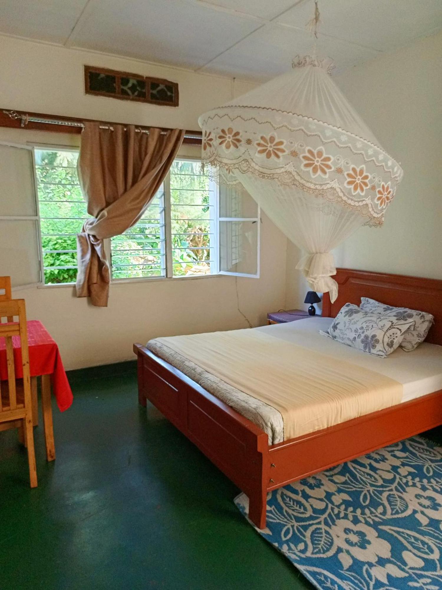 Colibri Taverne & Guest House Гісеньї Екстер'єр фото